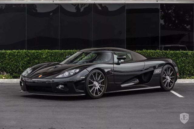  Siêu xe Koenigsegg CCX tên viết tắt của từ tu Koenigsegg Competition Coupe X ra mắt từ năm 2006. Đến năm 2010, có 29 chiếc được xuất xưởng. Chiếc Koenigsegg CCX màu đen huyền bí này là một trong số đó. Dù đã qua 9 năm sử dụng nhưng đến này chiếc xe này vẫn được rao bán với giá 1,4 triệu USD ở Mỹ khiến nhiều người không tin nổi.